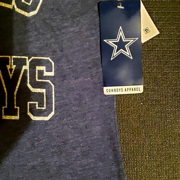 WOMEN'S DALLAS COWBOYS "Coralia" Glitter V-Neck T-Shirt (S, M, L, XL, 2XL, 3XL) - Picture 3 of 3